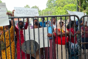 ஜனாதிபதி வீதியில் நடக்கிறார் ; வட மாகாண ஆளுநர் அலுவலகத்தை முற்றுகையிட்டு போராட்டம்