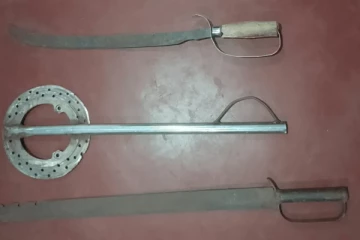 யாழில் அபாயகரமான வாள்களுடன் நடமாடிய இரு இளைஞர்களுக்கு நேர்ந்த கதி