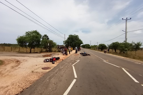 இரு மோட்டார் சைக்கிள்கள் மோதி விபத்து - நால்வர் காயம் (PHOTOS) | Trincomale Accident Four Injured