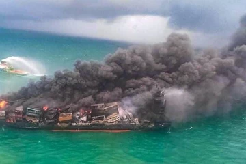 கரையொதுங்கிய கப்பலின் கழிவுகள்! 40 கொள்கலன்களில் சேகரிப்பு