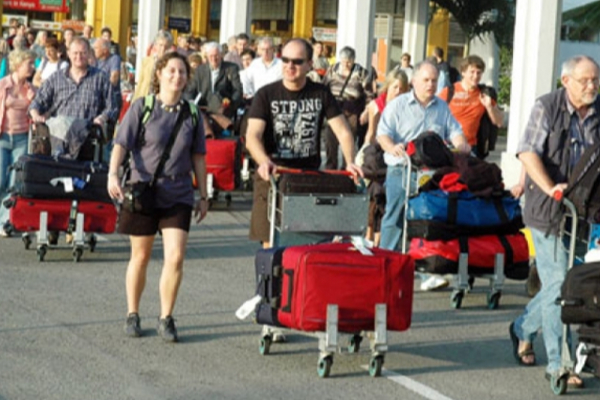 இலங்கைக்கு படையெடுக்கும் சுற்றுலாப் பயணிகள் ; அதிகரிக்கும் எண்ணிக்கை | The Number Of Tourists In The Country Increasing