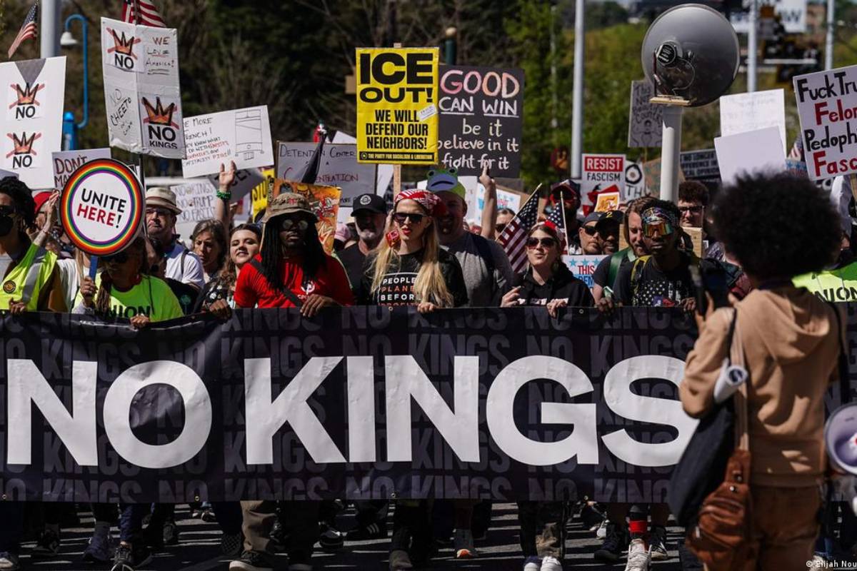 Put down the crown, clown: அமெரிக்காவை உலுக்கும் NO Kings போராட்டம் | Millions On Streets For No Kings Protests In Us
