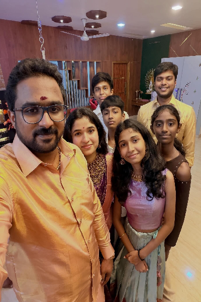 அட எதிர்நீச்சல் குணசேகரனுக்கு இப்படி ஒரு குடும்பம் இருக்கா? இது தெரியாம போச்சே | Ethirneechal Gunasekaran S Real Family Photo Viral அட எதிர்நீச்சல் குணசேகரனுக்கு இப்படி ஒரு குடும்பம் இருக்கா? இது தெரியாம போச்சே | Ethirneechal Gunasekaran S Real Family Photo Viral