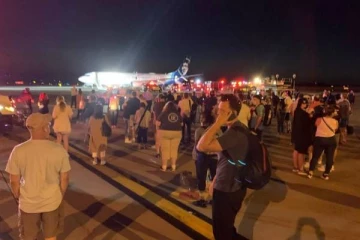 விமானத்தில் வெடித்து சிதறிய சாம்சங் ஸ்மார்ட்போன்.. பதறிய பயணிகள்; அவசரமாக தரையிறக்கம்!