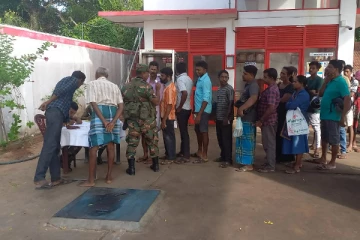 யாழில் எரிபொருள் நிலையத்தில் இராணுவத்தினர் பதிவுகளை மேற்கொண்டதால் குழப்பம் (Video)