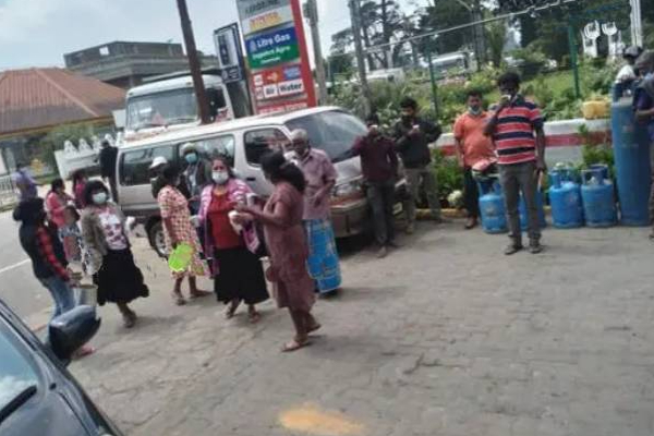 எரிபொருளுக்காக நீண்ட நேரம் காத்திருக்கும் மக்களுக்கு இலவச பானம்! | Nuwara Eliya Leaf Porridge Fuel Petrol Bunk People எரிபொருளுக்காக நீண்ட நேரம் காத்திருக்கும் மக்களுக்கு இலவச பானம்! | Nuwara Eliya Leaf Porridge Fuel Petrol Bunk People