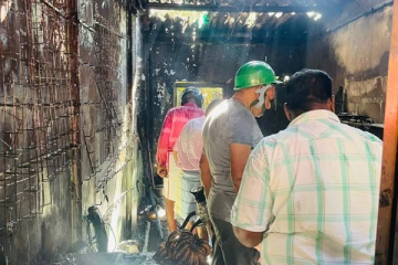 திடீரென தீப்பற்றி எரிந்த கடை