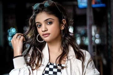 திரையுலகில் பரபரப்பு! அடுத்த மாதம் நிச்சயதார்த்தம்... 25 வயது இளம் நடிகை காதலருடன் விபத்தில் பலி