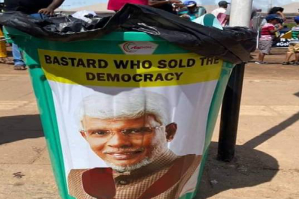 காலிமுகத்திடலில் குப்பைத்தொட்டிக்குள் தூக்கிவீசப்பட்ட அரசியல்வாதிகள் | Politicians Thrown In The Trash On Foot காலிமுகத்திடலில் குப்பைத்தொட்டிக்குள் தூக்கிவீசப்பட்ட அரசியல்வாதிகள் | Politicians Thrown In The Trash On Foot