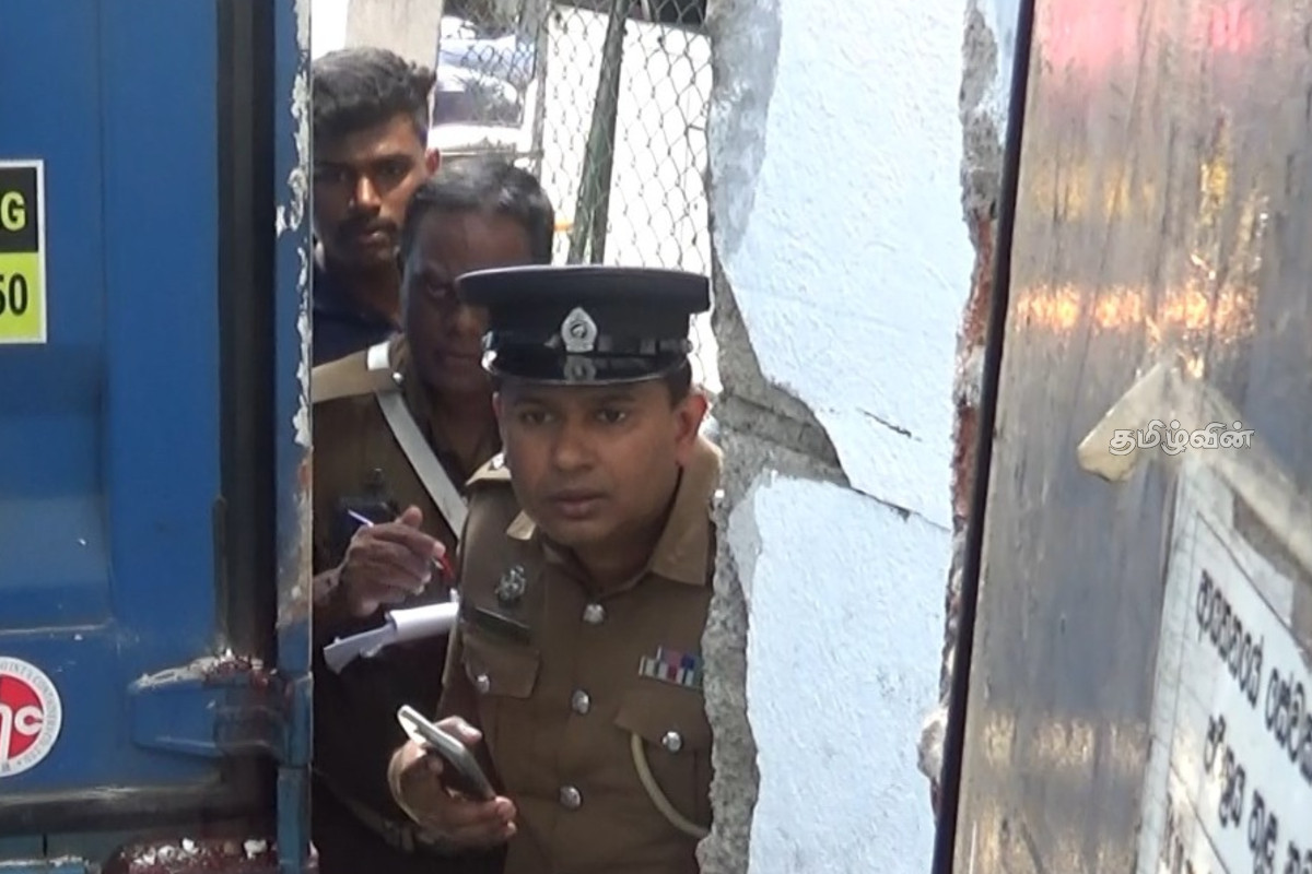 நாவலப்பிட்டியில் சாரதியின் கவனக்குறைவால் உதவியாளருக்கு நேர்ந்த கதி..! | 24 Year Old Youth Dies In Accident In Nawalapitiya