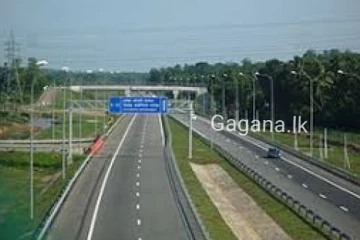 දක්ෂිණ අධිවේගයේ අද උදේ සිදු වූ බිහිසුණු අනතුර..මහා විනාශයක් 99න් බේරෙයි..