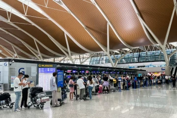 விமான நிலையத்தில் தன் காதலிக்காக 55 வயது நபர் செய்த காரியம் - மடக்கி பிடித்த போலீசார்!