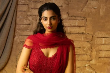 புது லுக்கில் நடிகை மீனாட்சி சவுத்ரி.. அழகிய புகைப்படங்கள்