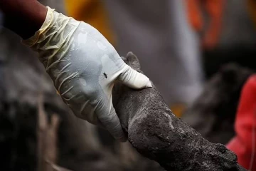 எரிமலை சாம்பலுக்குள் புதைந்துபோன சிறுவன்: நெஞ்சைப் பிசையும் புகைப்படம்