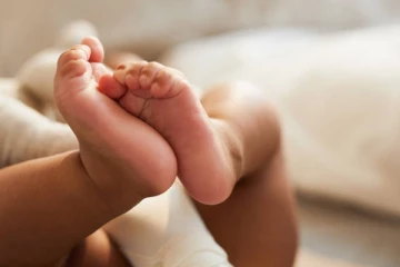 தலை மற்றும் வாயின்றி பிறந்த குழந்தை; அதிர்ச்சியில் பெற்றோர்கள்!