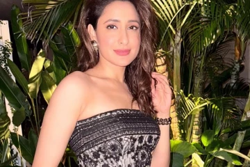 நடிகை பிரக்யா ஜெய்ஷ்வால் தாராள கிளாமர் போட்டோஷூட்