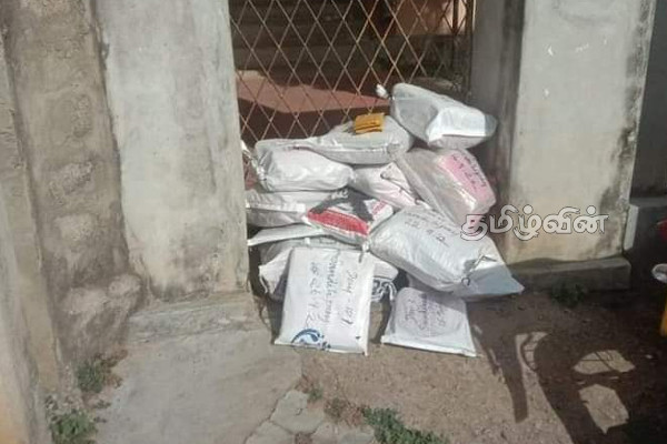 சண்டிலிப்பாய் கோட்டக்கல்வி அலுவலகத்தின் வாசலில் வீசப்பட்டிருந்த பரீட்சை வினாத்தாள்: மக்கள் விசனம் | Jaffna Exam Papers