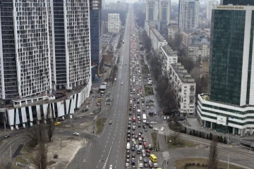 தீவிரமடையும் போர்... உக்ரைன் தலைநகரை விட்டு கூண்டோடு வெளியேறும் மக்கள்!
