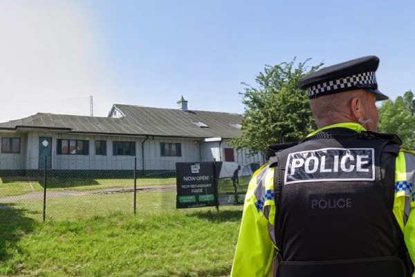 பிரித்தானியாவில் இடிந்து விழுந்த கோல்ஃப் மையத்தின் சுவர்: 5 வயது சிறுவன் நேர்ந்த பரிதாபம் | 5 Years Old Boy Died After Wall Collapse In Uk