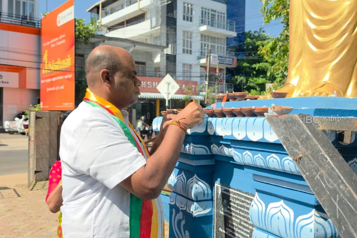 வடக்கு - கிழக்கில் முன்னெடுக்கப்பட்ட தந்தை செல்வாவின் 128வது ஜனன தின நிகழ்வு | Floral Tributes To Father Selva S Statue வடக்கு - கிழக்கில் முன்னெடுக்கப்பட்ட தந்தை செல்வாவின் 128வது ஜனன தின நிகழ்வு | Floral Tributes To Father Selva S Statue