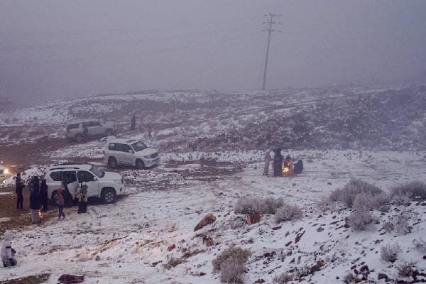 பனிப் பிரதேசமாக மாறிய பாலைவனம்! ஆச்சரியத்தில் சவூதி மக்கள் | Watch Snowfall In Saudi Arabia Turns Desert White