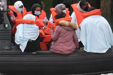 பிரித்தானியாவிற்குள் நுழைந்த நூற்றுக்கணக்கான புலம்பெயர்ந்தோர் மாயம்! பதட்டத்தில் அரசாங்கம்: கசிந்த முக்கிய தகவல்