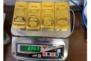 இந்திய விமானத்தில் நூதன முறையில் கடத்தப்பட்ட தங்க கட்டிகள் (காணொளி)