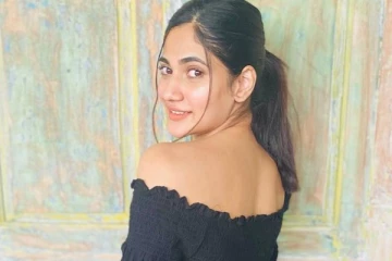 கிளாமரை அள்ளி தெளிக்கும் லாஸ்லியா.. ரசிகர்களை கிறங்கடிக்க அப்படியொரு போஸ்