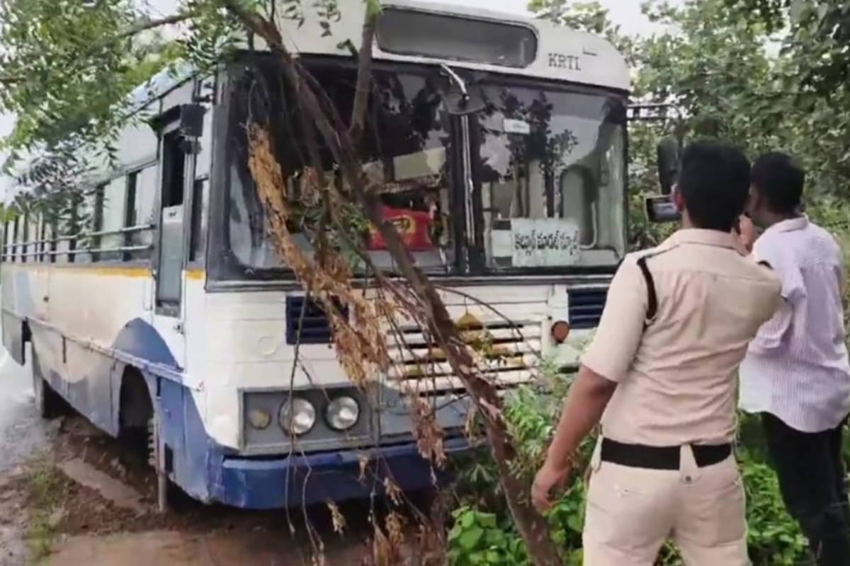 அரசுப் பேருந்தை திருடிச் சென்ற நபர்: துரத்திப் பிடித்த பொலிசார் | Drunk Man Steals Bus In Telangana Police Chased அரசுப் பேருந்தை திருடிச் சென்ற நபர்: துரத்திப் பிடித்த பொலிசார் | Drunk Man Steals Bus In Telangana Police Chased