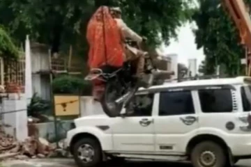 அந்தரத்தில் பறக்கும் புது ஜோடி! திருமணத்தில் இப்படியுமா? இணையத்தினை திணற விட்ட காட்சி