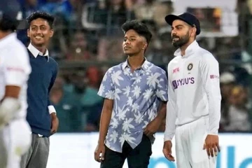 விராட் கோலியுடன் செல்ஃபி எடுத்த 4 ரசிகர்கள் கைது - பெங்களூரு டெஸ்டில் சோகம்