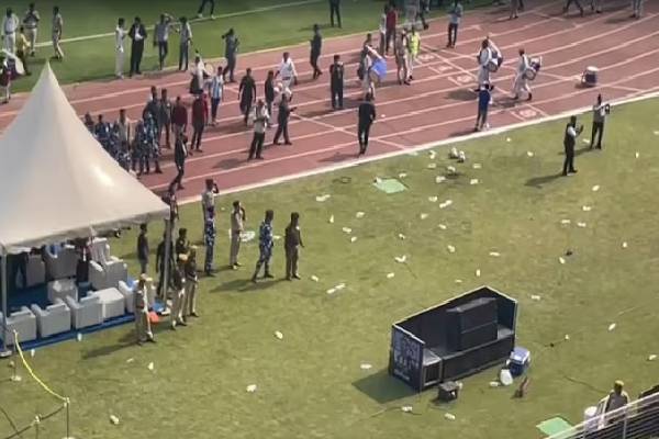 லியோனல் மெஸ்ஸியை பார்க்க முடியாததால் ஆத்திரமடைந்த ரசிகர்கள் | Fans Furious Over Not Being Able To See Messi லியோனல் மெஸ்ஸியை பார்க்க முடியாததால் ஆத்திரமடைந்த ரசிகர்கள் | Fans Furious Over Not Being Able To See Messi