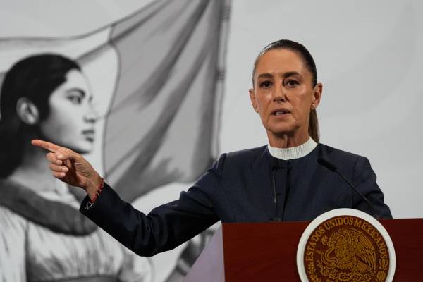 பெண் ஜனாதிபதியிடம் அரசியல் கூட்டத்தில் அத்துமீறிய நபரால் அதிர்ச்சி | Drunk Man Tries To Kiss Mexico President Claudia பெண் ஜனாதிபதியிடம் அரசியல் கூட்டத்தில் அத்துமீறிய நபரால் அதிர்ச்சி | Drunk Man Tries To Kiss Mexico President Claudia