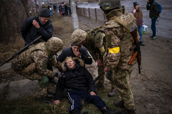 உக்ரைனில் பள்ளி மீது வான்வழி தாக்குதல் 60 பேர் பலி | Airstrikes On Schools In Ukraine Kill 60 People