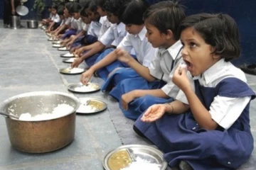 அனைத்து பாடசாலை மாணவர்களுக்கும் இனி மதிய நேர உணவு