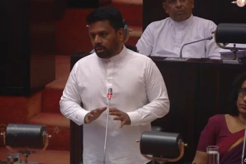 ලසන්තව මැරුවා තාජුඩීන් මැරුවා පාස්කු වලට ගැහුවා අංක තහඩු නැති සුදු වෑන් වලින් ඇවිත් පැහැරගැනීම් කරා - මේ අයට දඬුවම් කරන්න ඕනේ නැද්ද? හදිසියේම ජනපති පාර්ලිමේන්තුව පැමිණ සභාව අමතයි