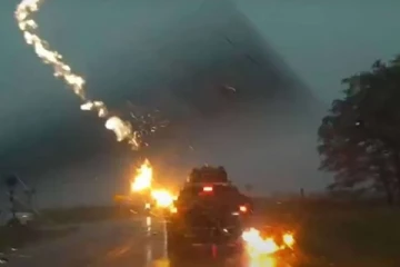 கைகுழந்தையுடன் காரில் சென்ற குடும்பம்.. திடீரென்று எமனாக வந்த மின்னல்! நொடியில் நடந்த அதிசயம்