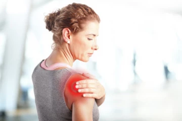 தோள்பட்டை வலியால் அவதிப்படறீங்களா? இந்த உடற்பயிற்சிகளை மறக்கமால் செய்திடுங்க போதும்