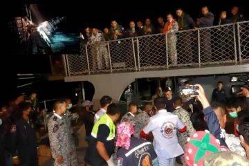 புயலில் சிக்கிய போர்க்கப்பல்! சடலமாக மீட்கப்பட்ட மாலுமிகள்.. 23 பேர் மாயம்