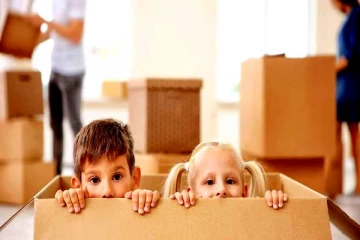 குழந்தைகளை அட்டைப் பெட்டிக்குள் வைத்த தயார்! கொதித்தெழுந்த நெட்டிசன்கள்