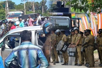 இரண்டு குழுக்களுக்கு இடையே கடும் மோதல்: பெண் உட்பட ஐவர் மீது வாள் வெட்டு