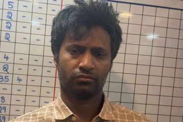 பெற்றோரை பலமுறை கத்தியால் குத்திய மகன்! திடுக்கிட வைக்கும் சம்பவம்