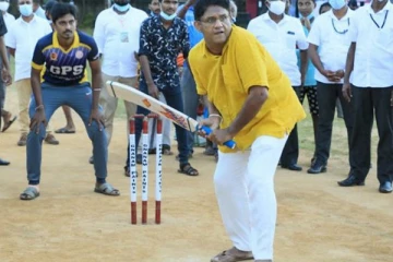 யாழில் இளைஞர்களுடன் கிரிக்கெட் விளையாடிய சஜித்! (Video)