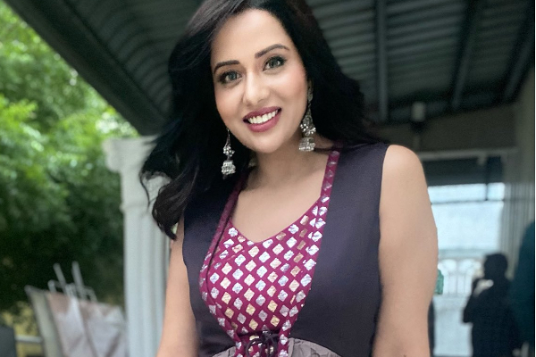 லோ நெக் ஆடையில் டாப் ஆங்கிளில் இப்படியொரு போஸ்.. பிக்பாஸ் நடிகை வெளியிட்ட போட்டோஷூட்.. | Raiza Wilson Latest Top Angle Photoshoot Viral