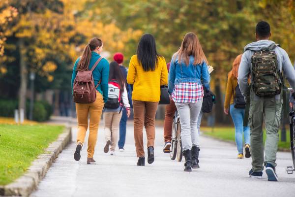 அமெரிக்காவில் கற்கும் சர்வதேச மாணவர்கள் தொடர்பில் வெளியான அதிர்ச்சி அறிக்கை | Us Sees 17 Drop In New International Students