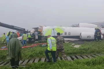 ஷாக்.. திடீரென இரண்டு துண்டாக உடைந்த ஜெட் விமானம் - 8 பேர் காயம்!