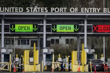 எல்லைப் பகுதியில் அமெரிக்க அதிகாரியை உதைத்ததாக கனடிய பெண் மீது குற்றச்சாட்டு