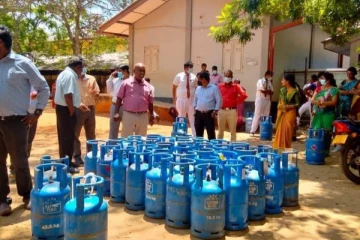 ஆசியர்களுக்காக பாடசாலைக்கு  வந்த எரிவாயு!