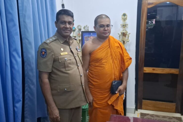 அவதூறாக பேசிய பொலிஸ் சார்ஜன்; மன்னிப்பு வழங்கிய தேரர் | Police Slanderous Remarks Monk Apologizes