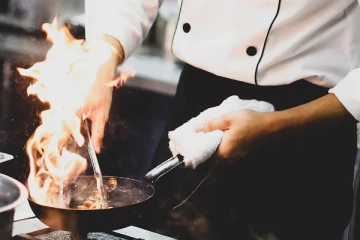 රට වටේම තරුණියන් සොයා අමුතුම වැඩක් කළ සූපවේදියා අල්ලයි..